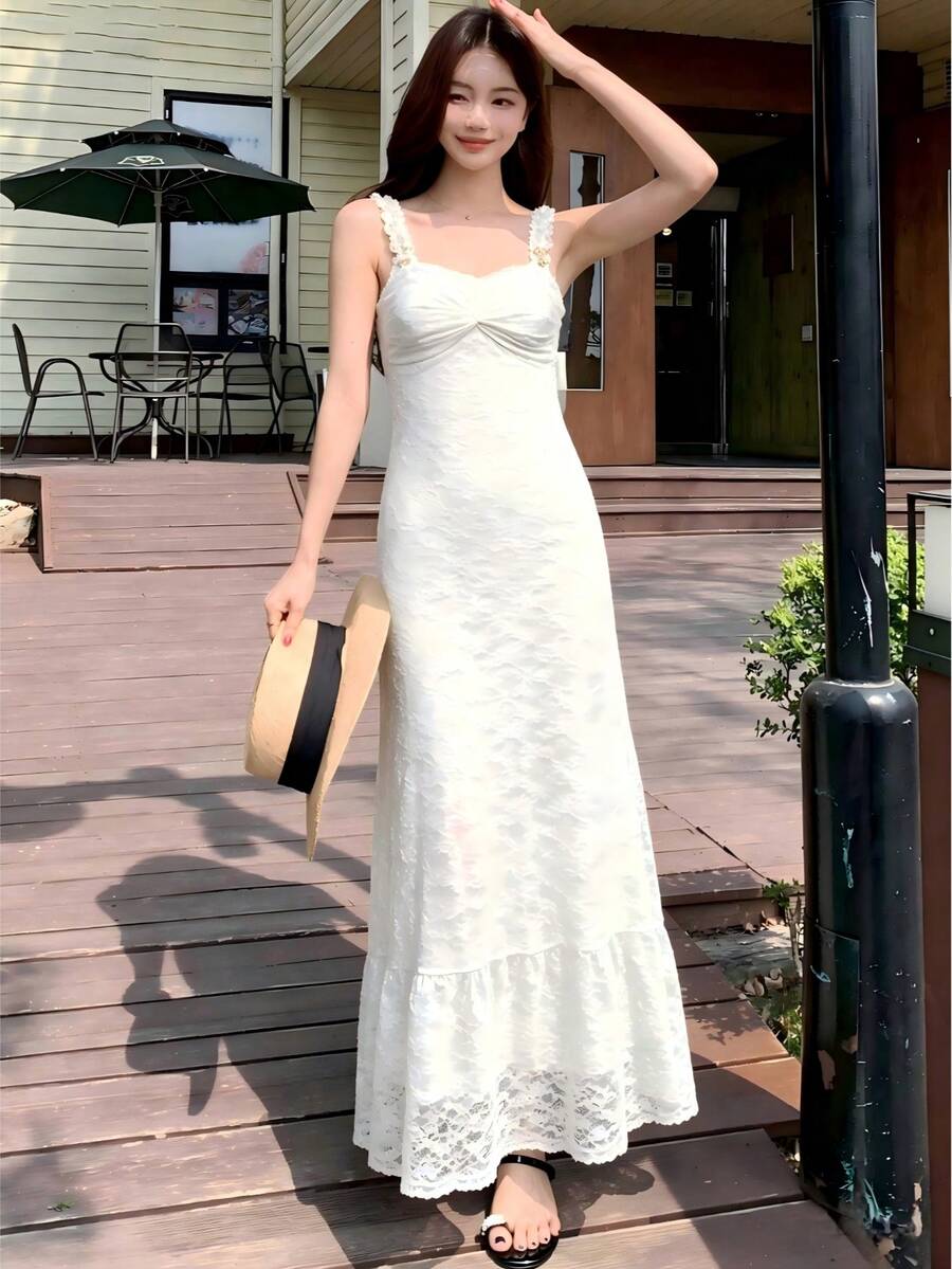 YeonC优雅白色吊带A字长裙，女士无袖针织面料，饰有撞色蕾丝细节和喇叭裙摆，适合派对、女士度假约会等场合穿着。 - 白色 - 查看 1