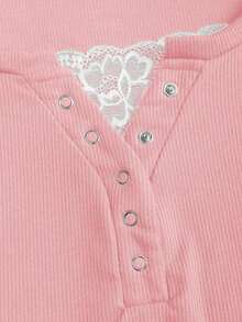Camiseta de manga corta de unicolor con recorte de encaje de ojal semi-abierto para mujer, estilo urbano - Rosa - Ver 4