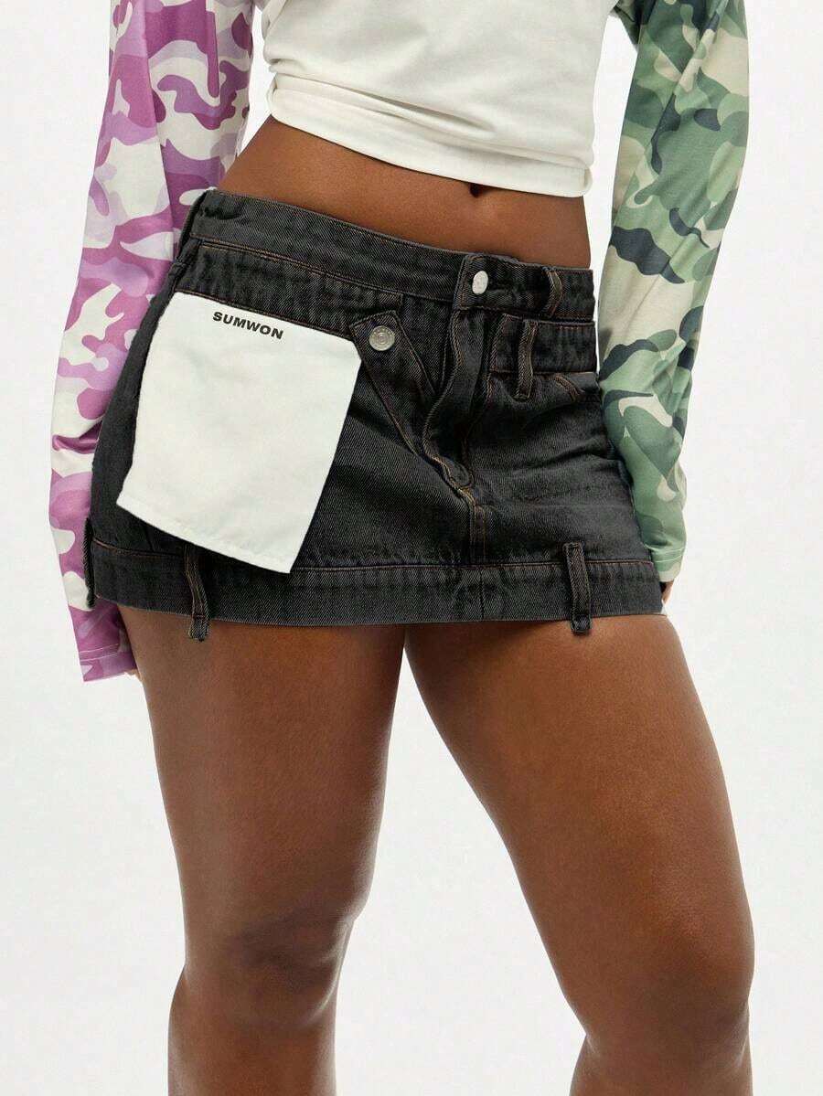 Falda mini de mezclilla desestructurada  WOMEN Y2K, con parches blancos, estilo utilitario, para festivales, ropa urbana, desgastada, de cintura alta y con borde sin rematar. - Lavado oscuro - Ver 1