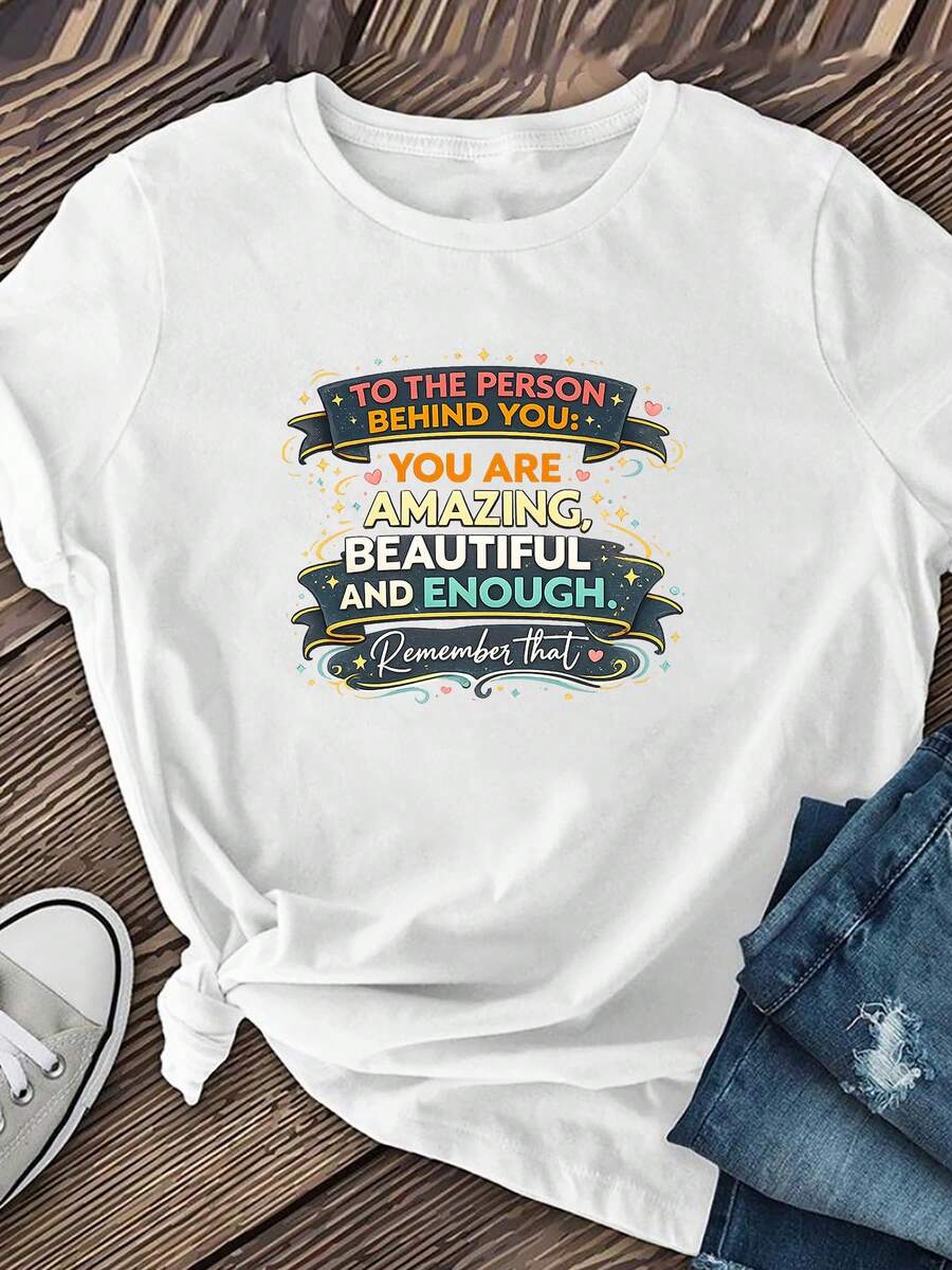 Camiseta clásica diseñada para animar a quienes te siguen, con un vibrante diseño de cinta, perfecta para primavera y verano. Tiene cuello redondo y mangas cortas, ideal para salidas informales, trabajo y vacaciones. Éxito de . - Blanco - Ver 1