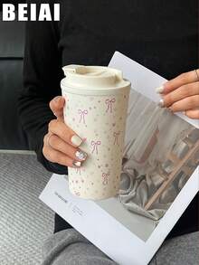 Gobelet isotherme à double paroi en acier inoxydable, motif nœud papillon et étoiles rose, 350-450 ml (11,83-15,21 oz). Idéal pour la voiture, le bureau, la salle de sport, les voyages, les activités de plein air, le thé ou le café. Couvercle avec bec verseur. Parfait pour l'extérieur, le bureau, la maison, l'école, la voiture, la salle de sport, les voyages, les anniversaires, la fête des mères, la fête des pères, la rentrée scolaire ou la Saint-Valentin. - Multicolore - Voir 3
