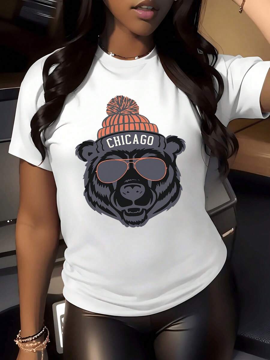 A Bear Wearing An Orange Knitted Hat And Sunglasses, Along With The Name Chicago, Symbolizes Strength, Confidence, And Urban Energy, Reflecting The City's Adventurous And Modern Spirit. This Comfortable And Attractive Women's Casual T-Shirt Is Perfect For Women. - 白色 - 查看 1