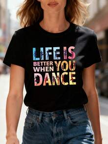 Una camiseta de manga corta para mujer con cuello redondo y la frase 'La vida mejor cuando bailas', perfecta para salidas informales, regalos de vacaciones, reuniones con amigas y ropa de vacaciones - Negro - Ver 6