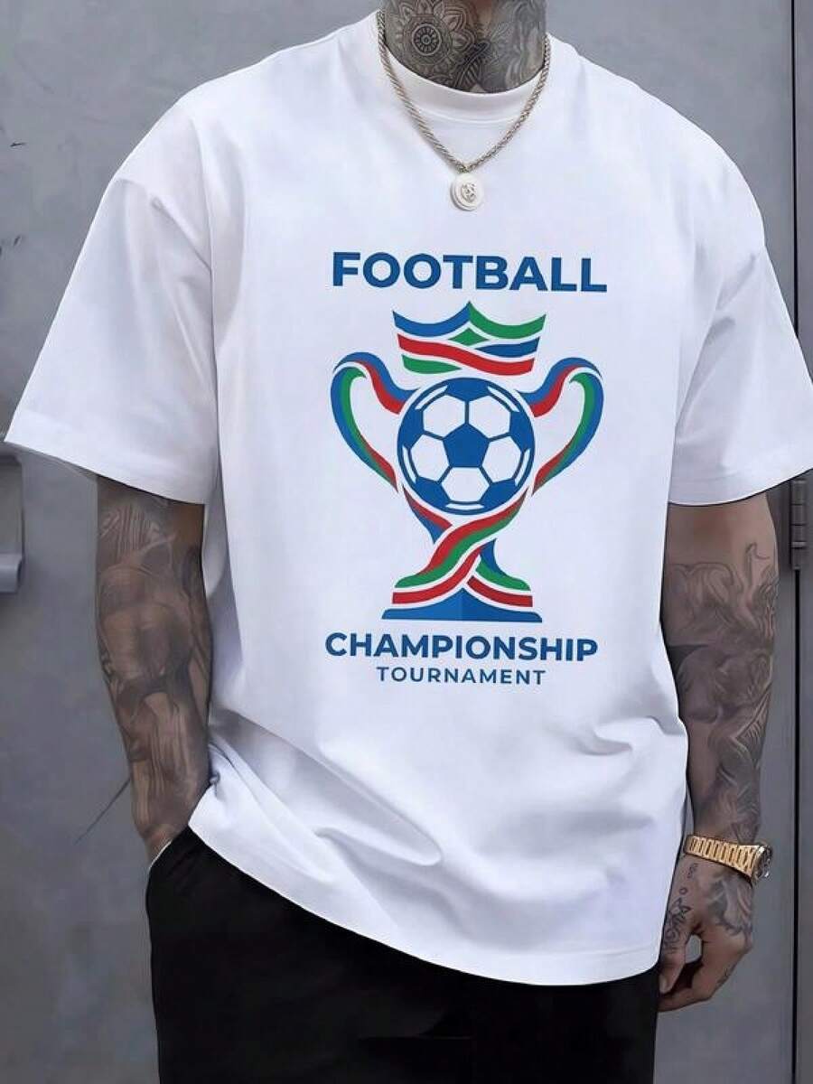 Trofeo de fútbol con balón central azul rodeado de cintas rojas y verdes que simbolizan la pasión y la unión deportiva Camiseta de hombre 100% algodón confortable y moderna para fanáticos del campeonato - Negro - Ver 1