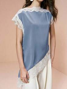 Blusa de mujer , de tela de piqué con lunares en blanco y negro, con empalme de encaje de unicolor y bajo asimétrico, elegante para citas y atuendos de verano - Celeste - Ver 4
