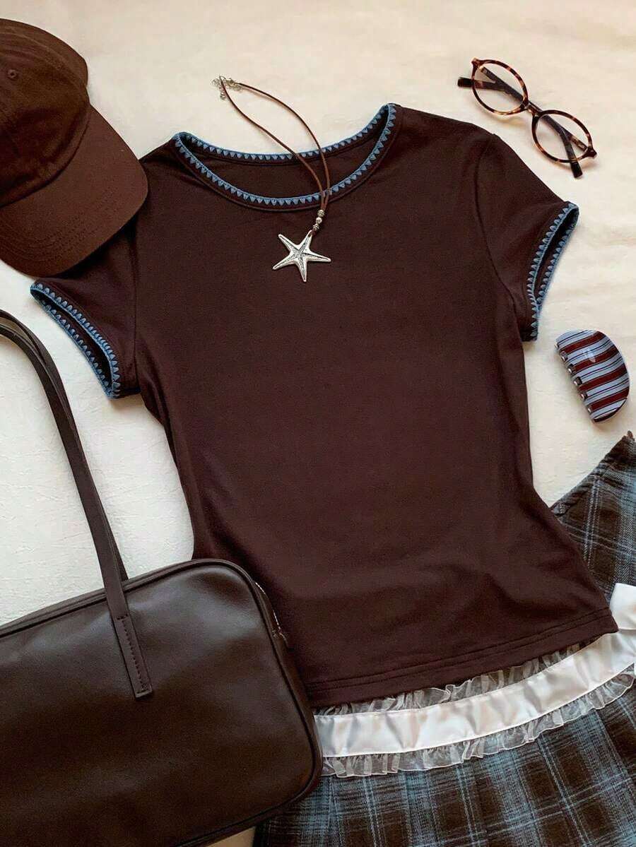 2026 Nueva Moda Camiseta Casual Versátil de Mujer con Cuello Redondo y Mangas Cortas, Contraste de Ribete, Top de Verano, Ropa de Primavera para Exteriores, Top Beige Casual Y2K - Marrón - Ver 1