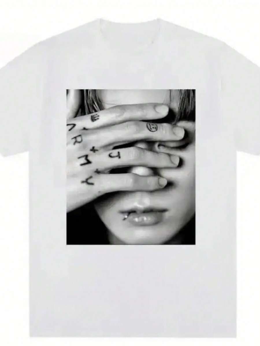 Playera Unisex Blanca de Jungkook , Diseño de Foto Artística con Manos, Estilo Urbano K-Pop, Tallas S-3XL, Moda para Seguidores - Blanco - Ver 1