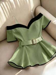 Blusa elegante y de moda para mujer, con diseño minimalista y versátil, con contraste de color negro y blanco, decoración de hebilla metálica y volantes en el bajo, para el verano - Verde militar - Ver 1