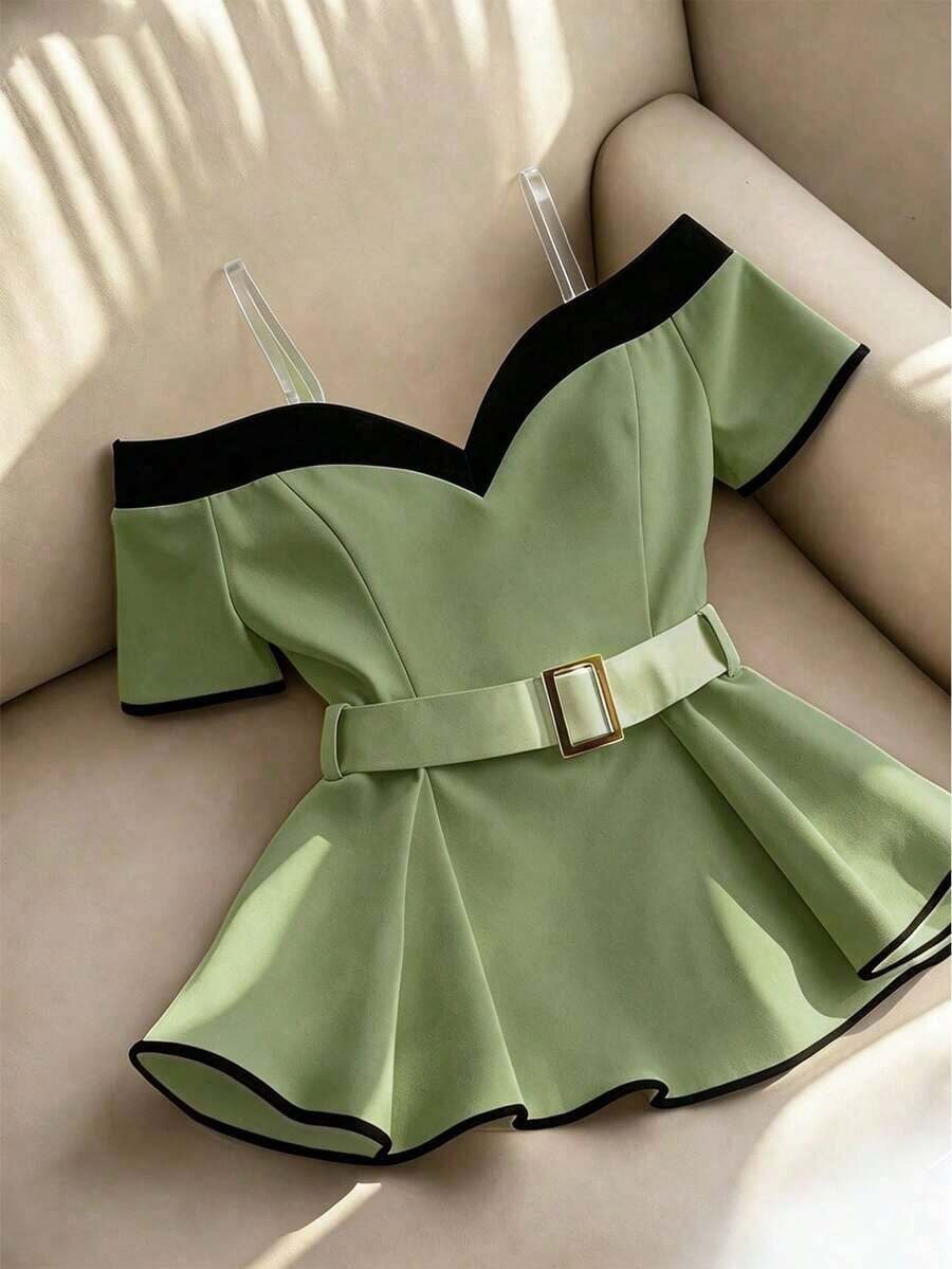 Blusa elegante y de moda para mujer, con diseño minimalista y versátil, con contraste de color negro y blanco, decoración de hebilla metálica y volantes en el bajo, para el verano - Verde militar - Ver 1