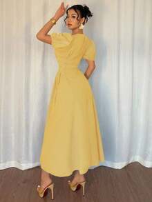 Vestido elegante y romántico para vacaciones de boda de verano 2025 en azul francés regular, con hombros sueltos, mangas abullonadas, cintura drapeada y lazo lateral ajustado - Amarillo - Ver 2