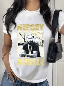 Urban Portrait With Gold Details Symbolizing Strength, Determination, And Self-Improvement In A Modern Setting With Artistic Contrasts. Elegant Casual Women's T-Shirt For Everyday Wear. - 白色 - 查看 1