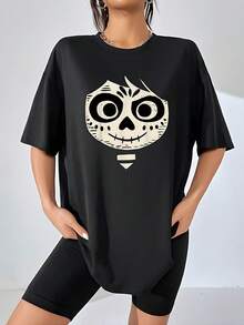 Calavera estilizada inspirada en la tradición del Día de los Muertos que simboliza la conexión entre la vida y la memoria eterna con trazos artísticos modernos camiseta de mujer  casual y cómoda para uso diario - Negro - Ver 6