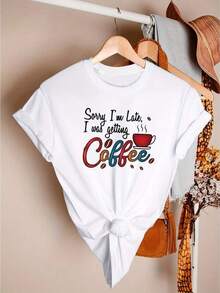 Blusa de mujer de manga corta con estampado de taza de café y grano de café, casual y elegante con un toque vintage, perfectarrimavera y verano. Esta fresca y elegante camiseta de cuello redondo estilo deportivo está disponible en - Blanco - Ver 2