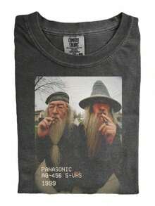 Men's Casual Graphic Print T-Shirt - 1993 Retro Wizard And Pipe Design - Vintage Photography Style - 100% Heavyweight Fabric, Loose Fit Crew Neck - Suitable For Everyday Casual Wear, Street Style, And Party Wear - Machine Washable, Suitable For All Seasons, Comfortable Clothing, Fun Graphic Tee, A Great Gift For Your Boyfriend. Men's Clothing Tops, Unisex Street Style Tee Shirts, Men's Vacation Wear, Men's Shirts. - màu đen - Xem 14