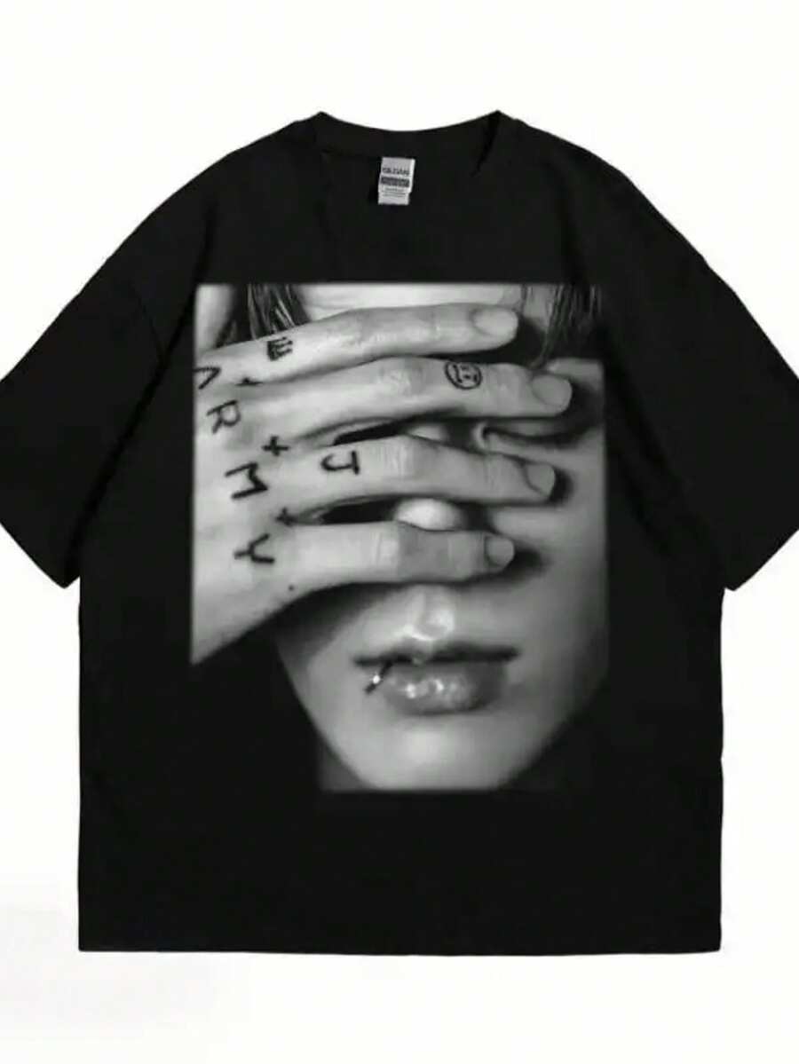 Camiseta Unisex Negra de Jungkook , Estampado Retro Foto de Tatuajes, Diseño Streetwear, Tallas S-3XL, Ideal para Fans de K-Pop - Negro - Ver 1