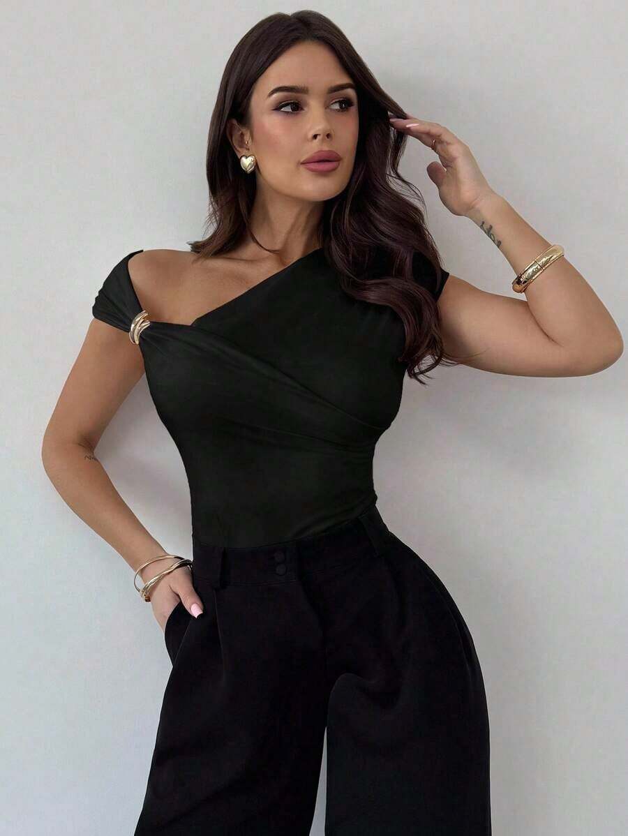 Camiseta ajustada con hombro asimétrico, cintura fruncida y decoración metálica, elegante y modesta para uso diario, color blanco, primavera/verano - Negro - Ver 1