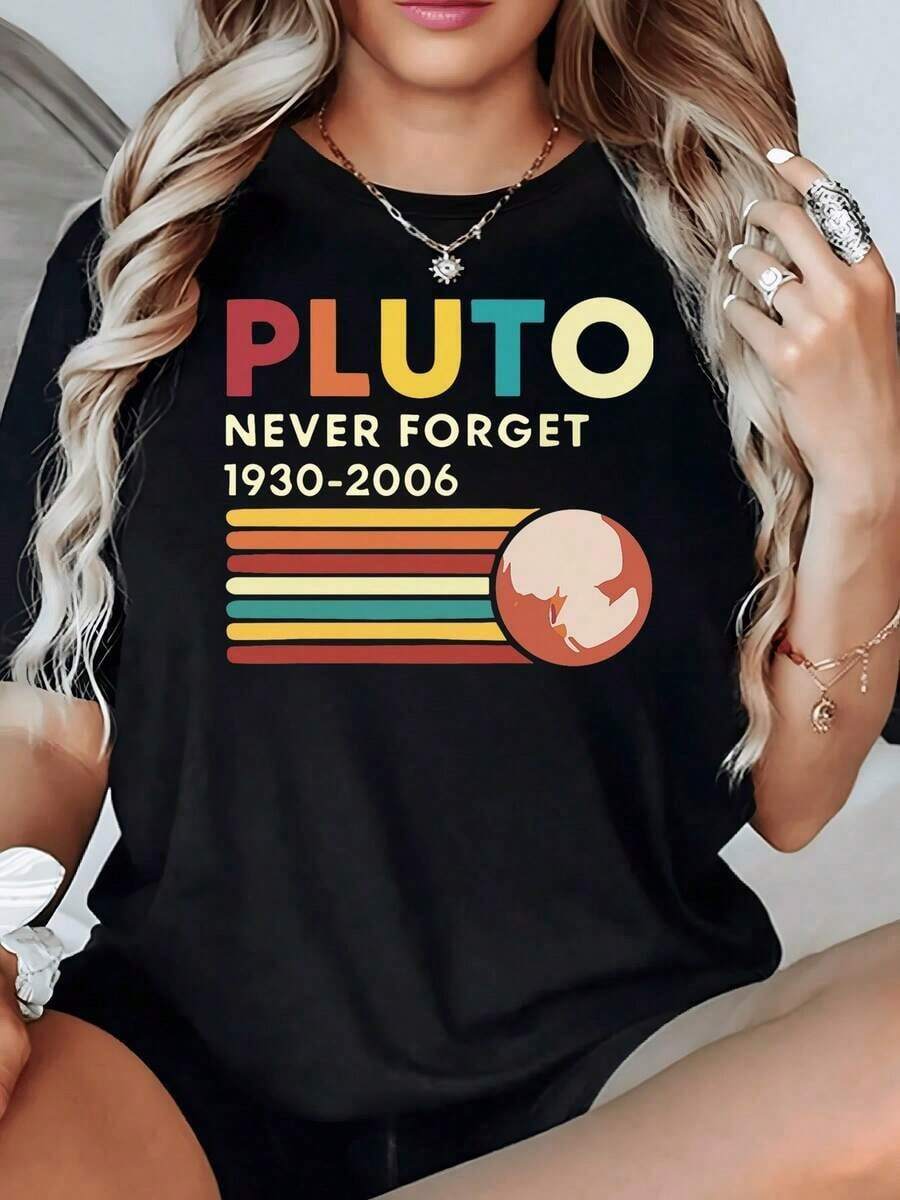 Planeta Plutón recordado con nostalgia mostrando líneas de colores cálidos que evocan el universo y los años memorables de su descubrimiento y reencuentro camiseta de mujer cómoda casual moderna para uso diario - Multicolor - Ver 1
