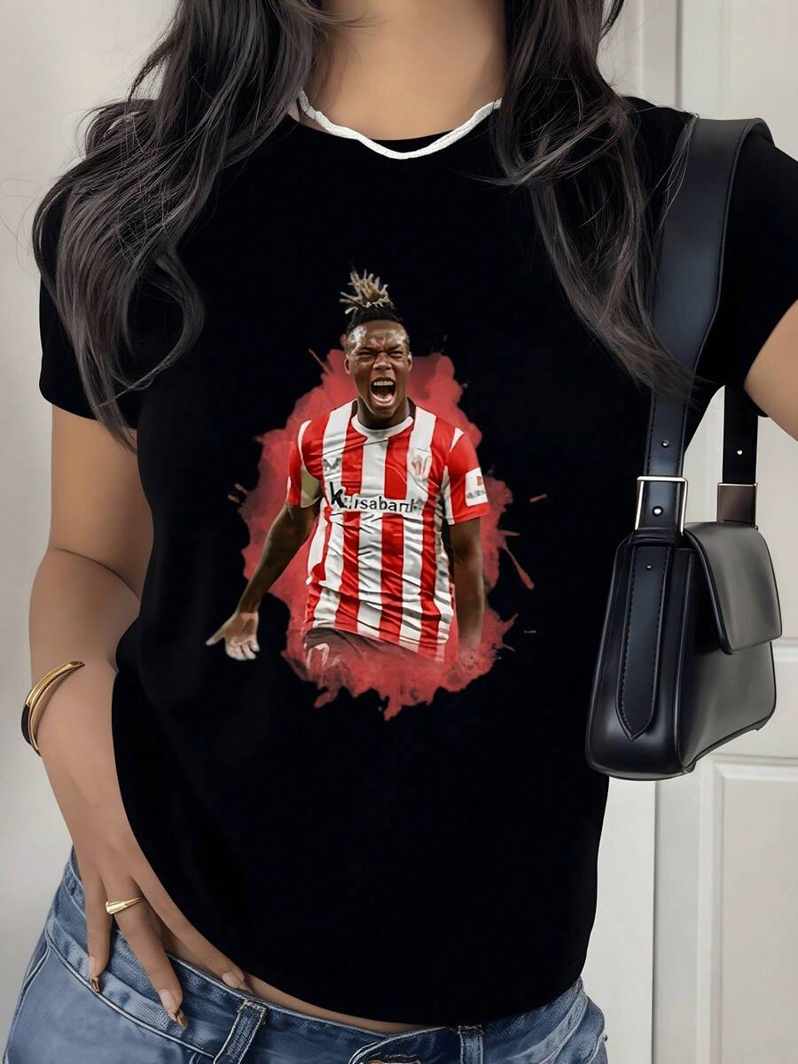 Figura de jugador de fútbol en movimiento con fondo artístico rojo que simboliza pasión y energía deportiva ideal para fanáticas del deporte camiseta de mujer casual moderna - Negro - Ver 1