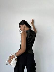 Camisa de satén con cuello plisado, sin mangas, elegante y sencilla, con dobladillo entallado, para oficina, en color beige - Negro - Ver 4