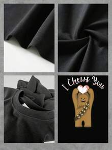 Gráfico divertido de personaje peludo levantando un corazón blanco y rosa con mensaje romántico que simboliza cariño y humor para parejas camiseta de mujer  casual cómoda para uso diario - Negro - Ver 4