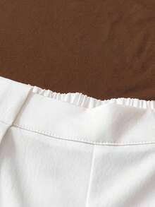 Conjunto de top plisado de hombro de color marrón sólido y elástico para uso casual y pantalones blancos de cintura elástica - Multicolor - Ver 5