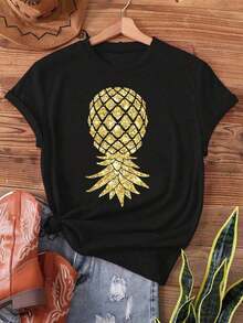 Modern, Casual Women's T-Shirt, Perfect For Parties And Lounging At Home. Made From 100% Cotton With A Relaxed Fit. This Casual Women's T-Shirt Features A Gold Pineapple Print, Short Sleeves, And A Round Neck. Ideal For Spring And Summer, It Offers Comfortable, Casual Wear With A Tropical Design. - 黑色 - 查看 6