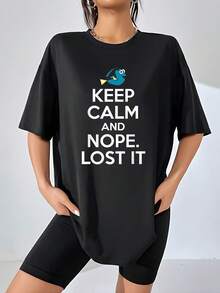 Gráfico divertido de pez azul con actitud relajada acompañado del texto humorístico Keep Calm and Nope Lost It que transmite un mensaje irónico y optimista camiseta de mujer  cómoda y casual para uso diario - Negro - Ver 6