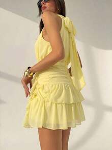 Vestido mini con cintura ceñida, volantes en el bajo y lazo en la espalda, para el Día de San Valentín - Amarillo claro - Ver 2