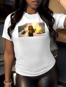 Woman In Front Of A Burning Car Representing Strength, Courage, And Inner Transformation. Women's T-Shirt With Modern Style, Ideal For Expressing Unique Personality And Powerful Attitude. - 白色 - 查看 5