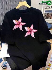 Camiseta de manga corta para mujer, apta para uso diario, salidas casuales, fines de semana, vacaciones y encuentros informales, con estampado de dos flores en la parte trasera de la prenda, cuello redondo clásico, manga corta de corte holgado, confeccionada en tejido de poliéster, de estilo casual, fresco, dulce y urbano, ideal para su uso durante las temporadas de primavera y verano. Envío nacional dentro de México. - Negro - Ver 5