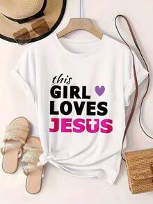 Esta chica ama a Jesús - Camiseta casual con estampado moderno para mujer, adecuada para todas las estaciones.  
 Negro - Blanco - Ver 2