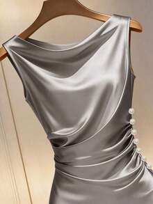 Vestido ajustado sin mangas con cuello drapeado de satén color dorado champán - Plateado - Ver 3