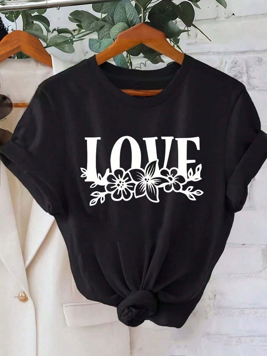 short-sleevePlayera minimalista moderna Plus Size - Plus Size - Un atuendo refrescante y dulce con un estampado floral de 'LOVE'. Esta camiseta casual de cuello redondo para mujeres de talla grande es perfecta para la primavera y el verano, ofreciendo un estilo creativo para salidas diarias. - Negro - Ver 1