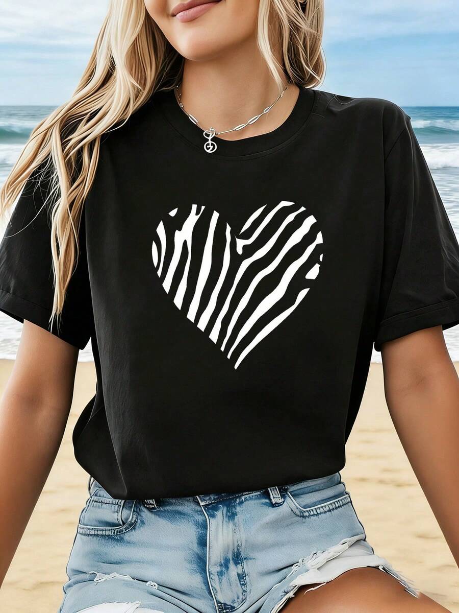 Women's Spring/Summer Zebra Print T-Shirt Featuring A Heart Pattern, Contrasting Black And White Colors, And A Simple Design. A Personalized Outfit, Perfect For Everyday Wear And Expressing A Free-Spirited Attitude. This Short-Sleeved T-Shirt Is Ideal For Animal Lover Gatherings And Offers A Stylish Urban Look For Daily Wear. A Graphic Tee For Everyday Use. - 黑色 - 查看 1