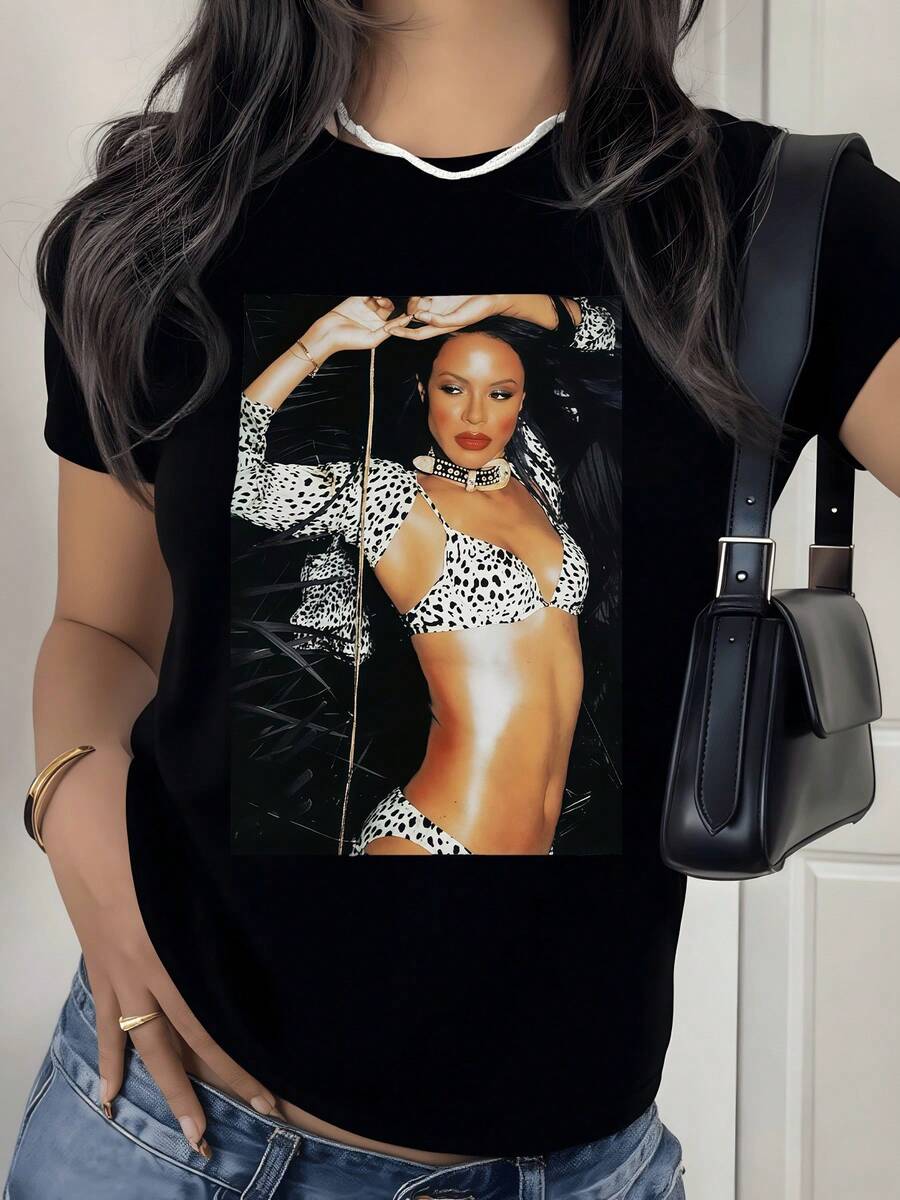 Figura artística de mujer elegante con fondo de luces doradas que expresa confianza y sensualidad urbana moderna ideal para combinar con accesorios contemporáneos camiseta de mujer casual moderna - Negro - Ver 1