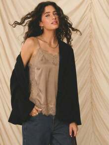 -E Elegante conjunto de vacaciones para mujer con top de tirantes finos, ajuste ceñido, de satén beige con ribete de encaje - Caqui - Ver 7