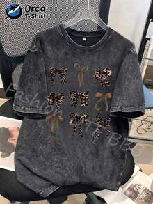 Leopard Print T-Shirt With Satin Bow, Fashionable High-Quality Washed Cotton T-Shirt From The Orca Brand, Unisex T-Shirt, A Popular Item For Everyday Wear, Perfect For Gifting To Family And Friends On Easter, Mother's Day, Independence Day And Other Holidays. Men's T-Shirts - 風格 - 查看 6