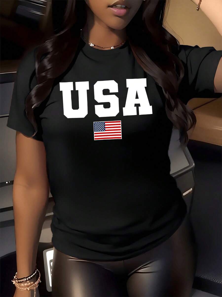 Letras grandes USA acompañadas de una bandera con franjas rojas y blancas y un fondo azul con estrellas que simbolizan orgullo libertad y unión nacional reflejando energía positiva camiseta de mujer casual moderna - Negro - Ver 1