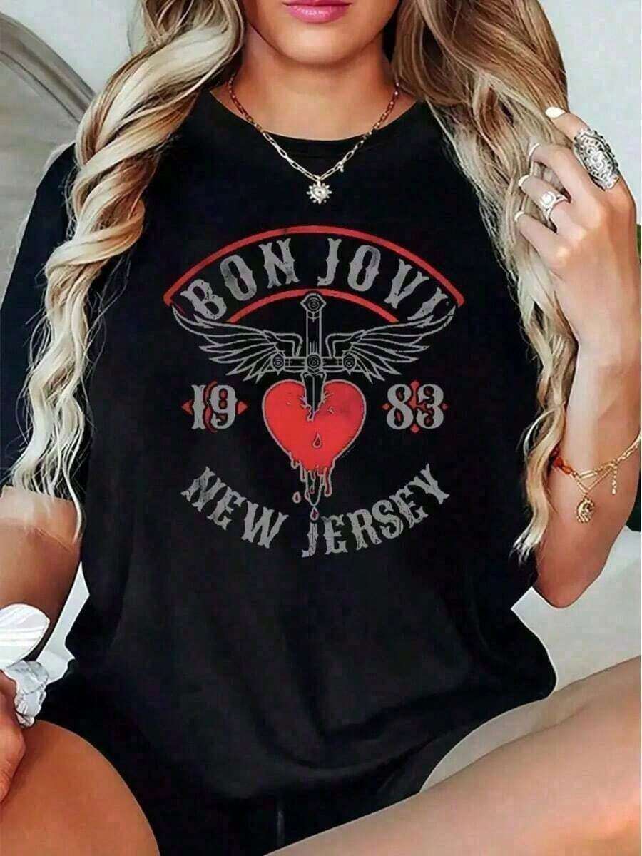 1 pieza de camiseta gráfica Bon Jovi de algodón 100% para mujer, talla grande, negra, de manga corta, con diseño de corazón alado, 100% lavable a máquina, mercancía de banda de rock para fans, camiseta casual de verano para mujer. # Camisetas Estampadas 2026, Nuevas Camisetas de Moda, Camiseta Popular con Letras de Cultura Urbana - Blanca y Azul Marino, Top Corto con Hombros Descubiertos - Unisex Suave - Negro - Ver 1