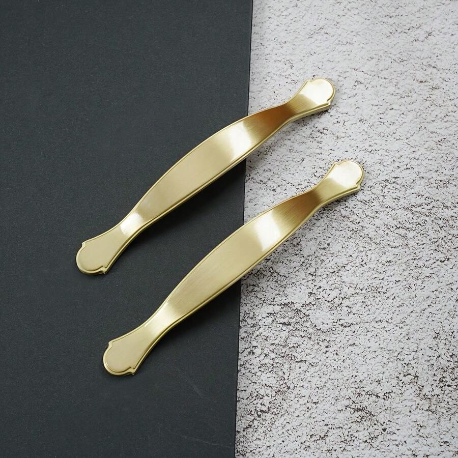 1 Tay nắm tủ bằng hợp kim kẽm mạ đồng thau mờ, đường kính lỗ 96mm, kiểu dáng cong cổ điển, kèm ốc vít, đã vượt qua thử nghiệm phun muối 24 giờ, thích hợp cho ngăn kéo tủ bếp, tủ quần áo.