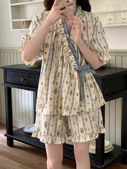两件套女士睡衣套装，V领开衫，腰部系带设计，水果动物印花短袖上衣，休闲韩版风格，舒适时尚，适合春、秋、冬季穿着。