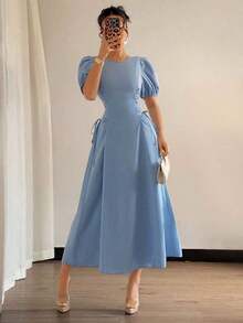 Vestido elegante y romántico para vacaciones de boda de verano 2025 en azul francés regular, con hombros sueltos, mangas abullonadas, cintura drapeada y lazo lateral ajustado - Azul - Ver 4