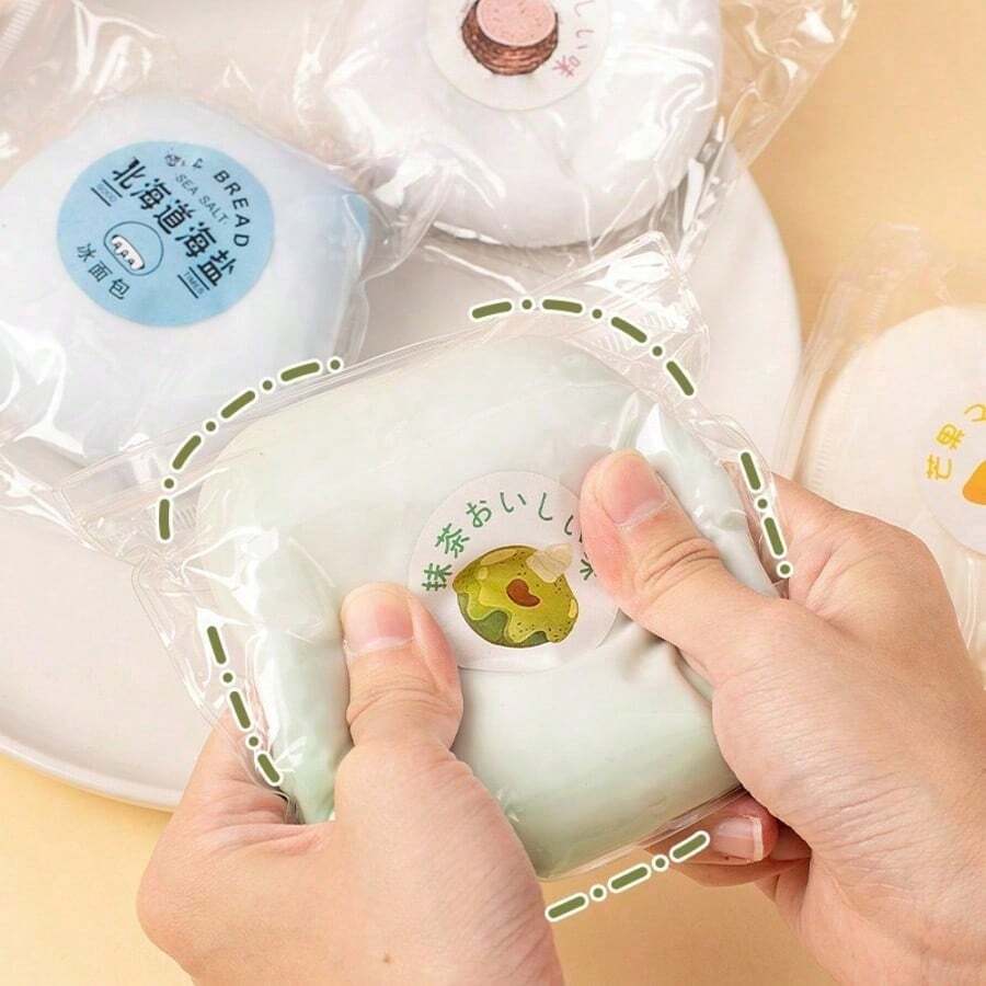 这款水果麻糬慢回弹玩具采用TPR材质，触感如果冻般柔软。按压后会缓慢回弹，有效缓解压力，舒缓情绪。是生日派对礼物或日常减压的绝佳选择。