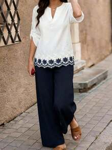 Conjunto informal de mujer con bloqueo de color y bordado en escote en V, otoño/invierno - Azul y blanco - Ver 8