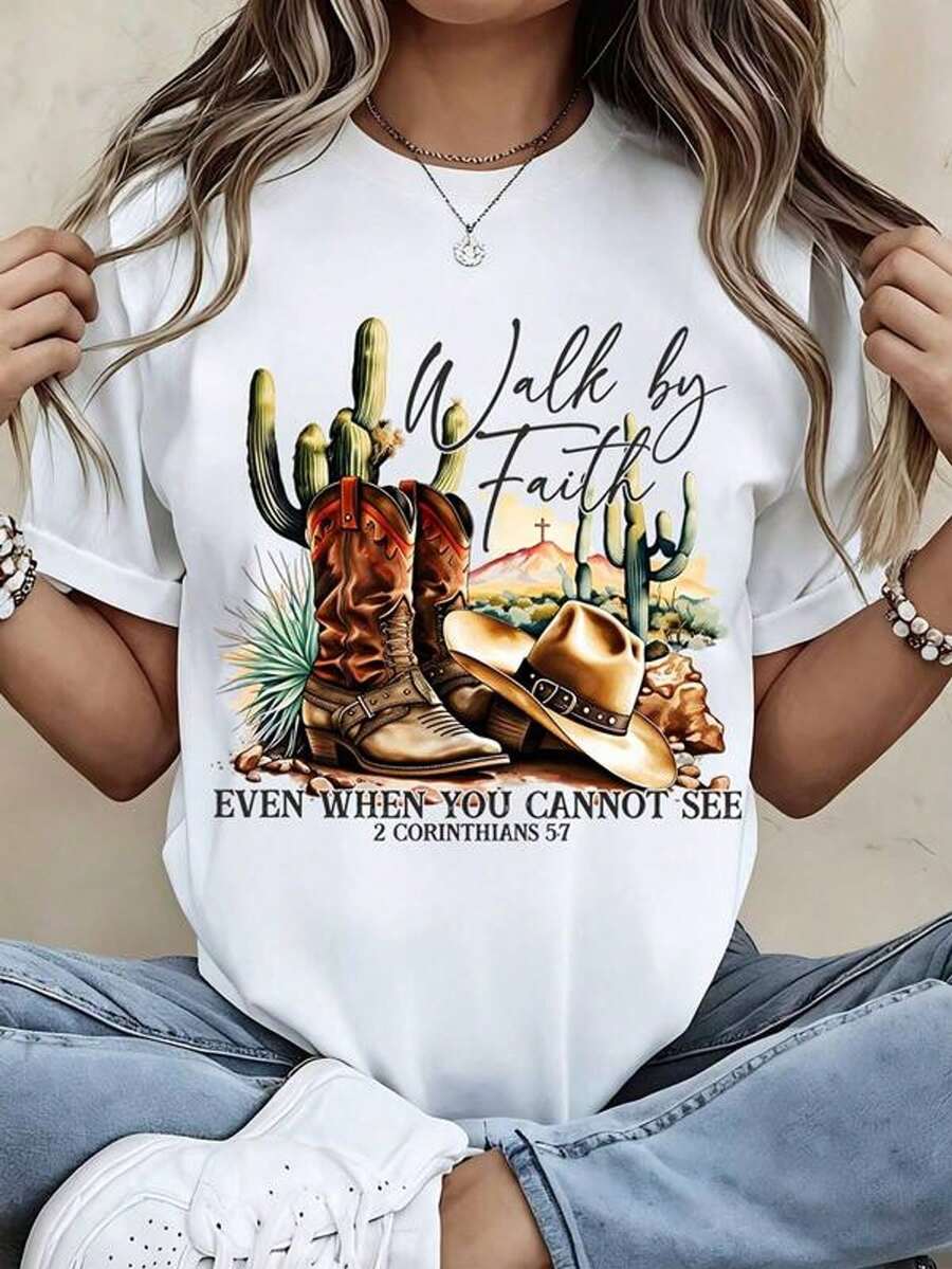 Camiseta con estampado de botas ombrero de vaquero "Caminor la fe", paise des￩rtico negro con cactus y cruz para aventura al e inspiraci￳n religiosa