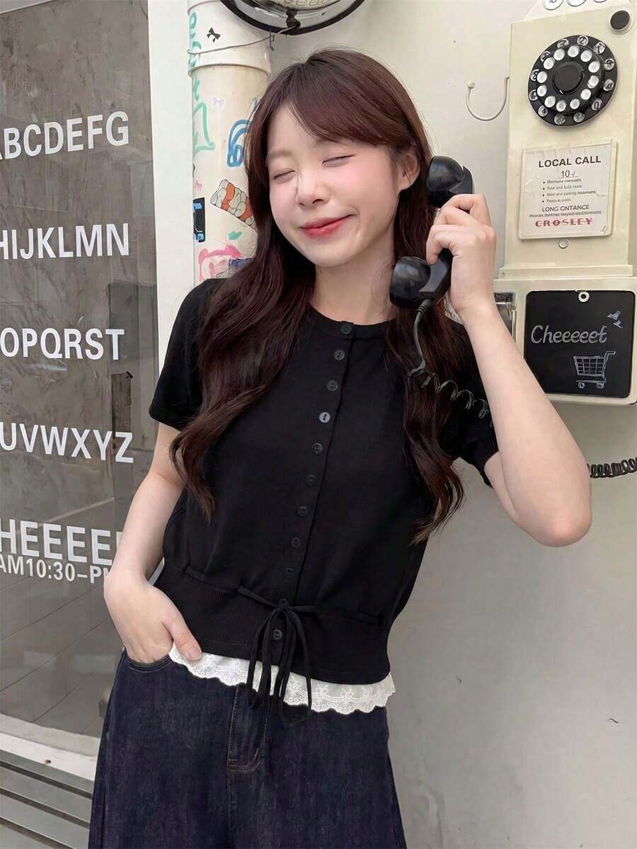 Cárdigan de punto gris de manga corta para mujer, de corte slim, con estilo universitario de verano, cuello redondo, parche de encaje y dobladillo con cordón - Negro - Ver 1
