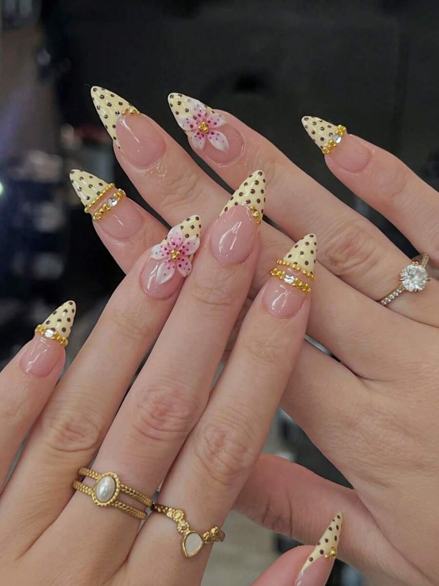 10片手工穿戴式假指甲 短杏仁形 裸色黃邊波點法式美甲 溫柔甜美女孩風 手繪黃邊波點法式指尖 3D粉色花朵 金色珍珠與水鑽裝飾 半透明果凍感 百搭適用各種場合 含美甲工具 易貼易卸 適合女性與女孩的杏仁形指甲貼 手工穿戴甲 - 金色 - 查看 1