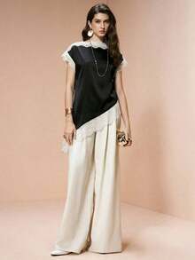 Blusa de mujer , de tela de piqué con lunares en blanco y negro, con empalme de encaje de unicolor y bajo asimétrico, elegante para citas y atuendos de verano - Blanco y Negro - Ver 4