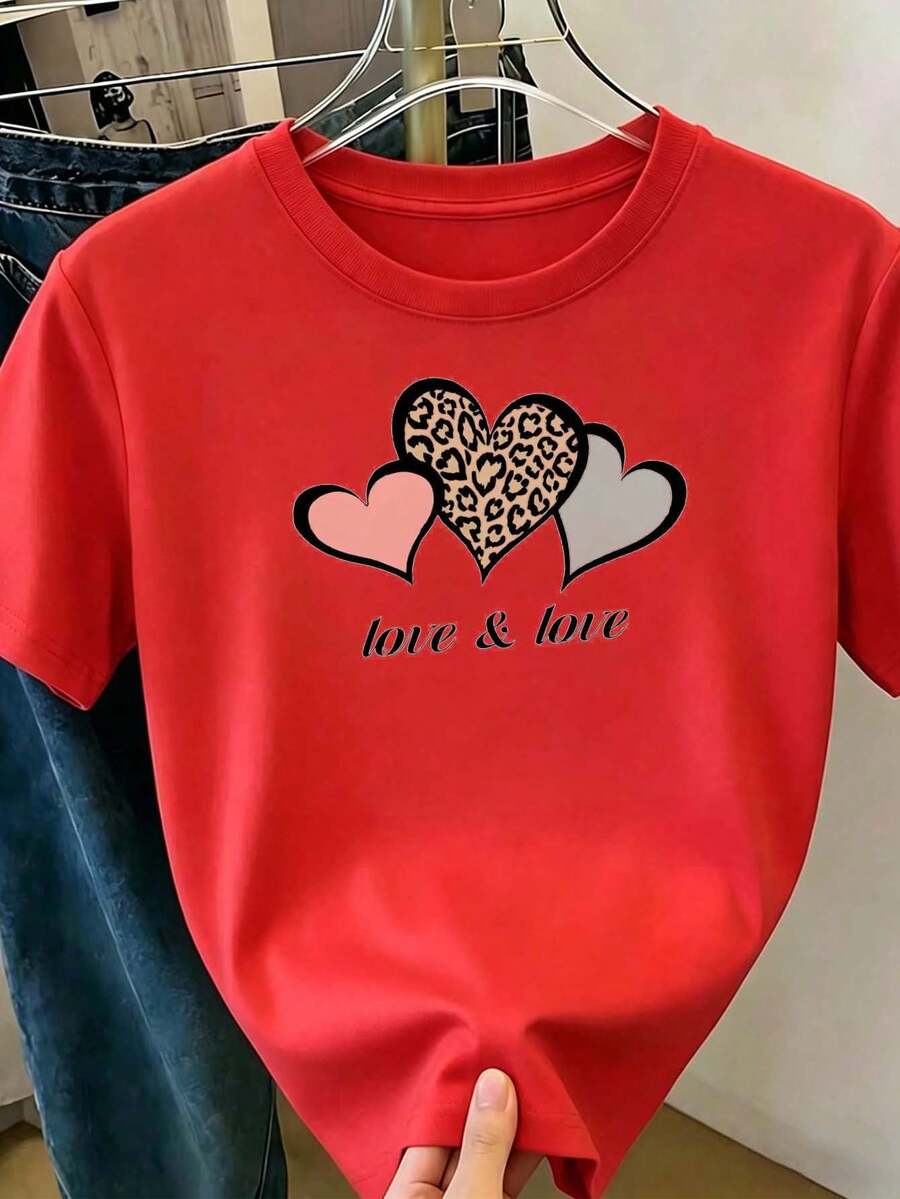 Women's Red T-Shirt With Leopard Heart Print And "Love & Love" Slogan, Short Sleeve Round Neck, Romantic Casual Top, Comfortable Clothing For Valentine's Day And Everyday Wear, Regular Fit For Outings And Casual Occasions - 紅色 - 查看 1