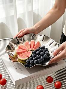 1 pieza Plato de frutas de acero inoxidable de lujo con borde ondulado, bandeja de metal de estilo nórdico asimétrico, plato para aperitivos y frutas para la sala de estar, bandeja de acero inoxidable con efecto espejo de , diseño de borde ondulado asimétrico, plato de frutas para el hogar, plato de postre, plato de frutas de metal de alta gama con borde ondulado, diseño de gran capacidad, almacenamiento de aperitivos, frutas y postres en la mesa de café - Plateado - Ver 9